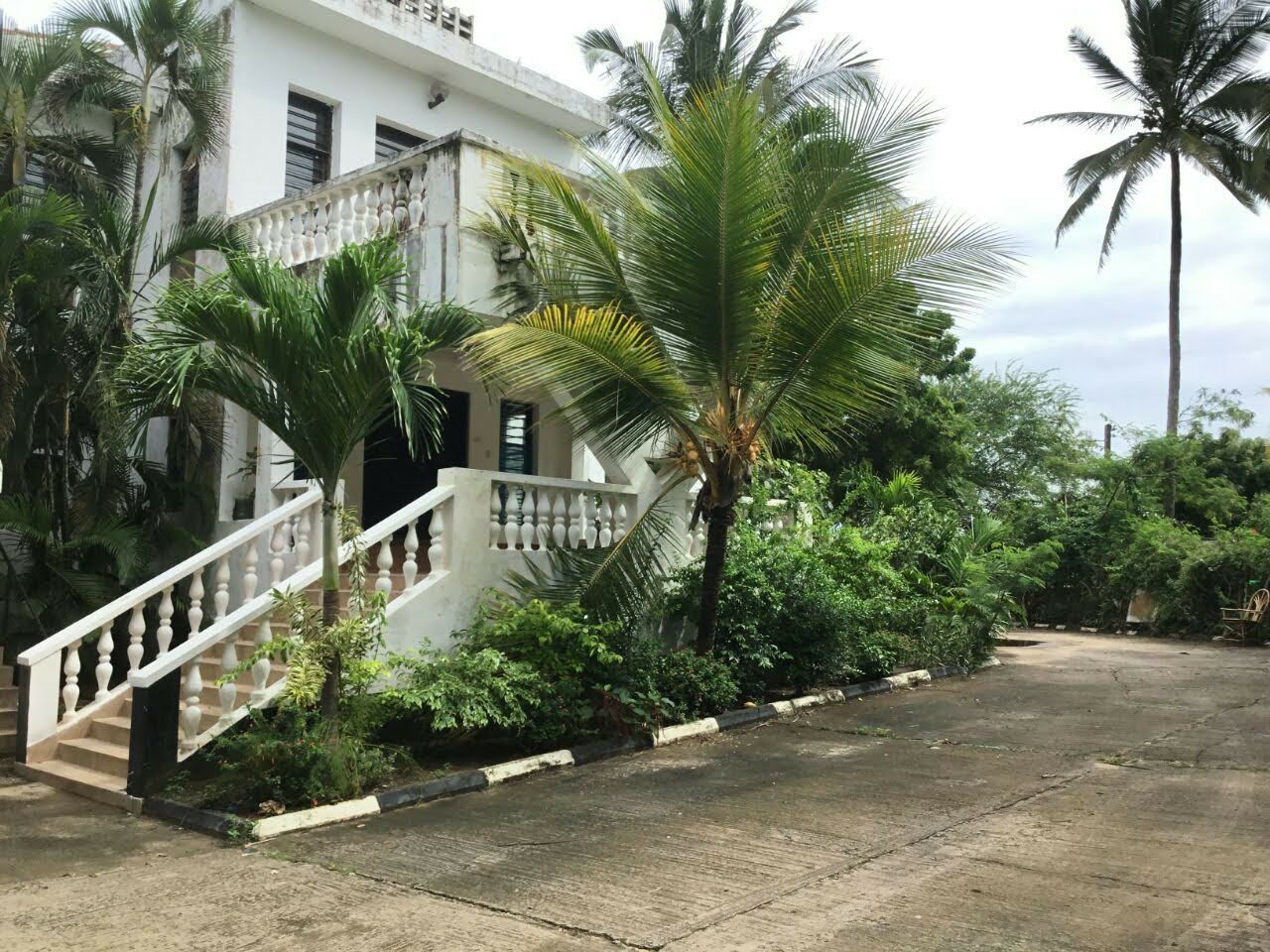 NYALI BEACH MOMBASA 5BR FULLY FURNISHED BEACH HOUSE ON QUICK SALE