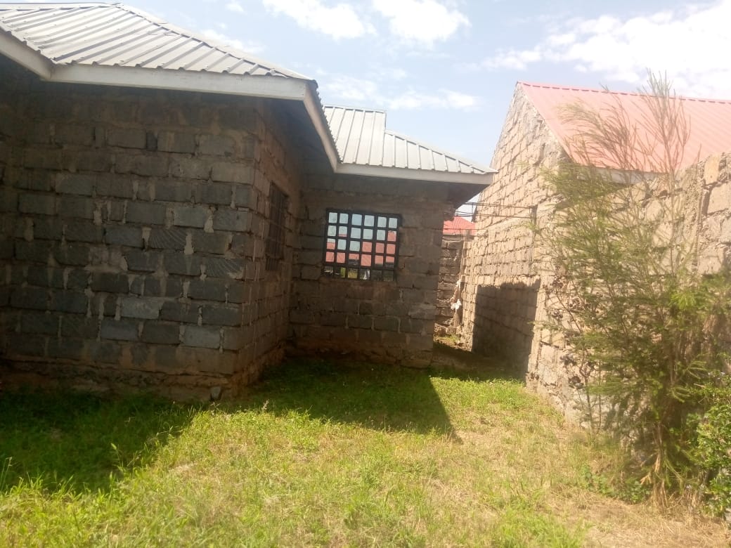 40 by 60  with ahouse to sell at murera