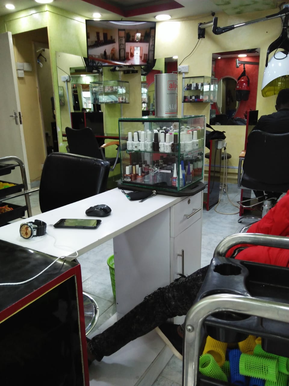 Salon for sale in town