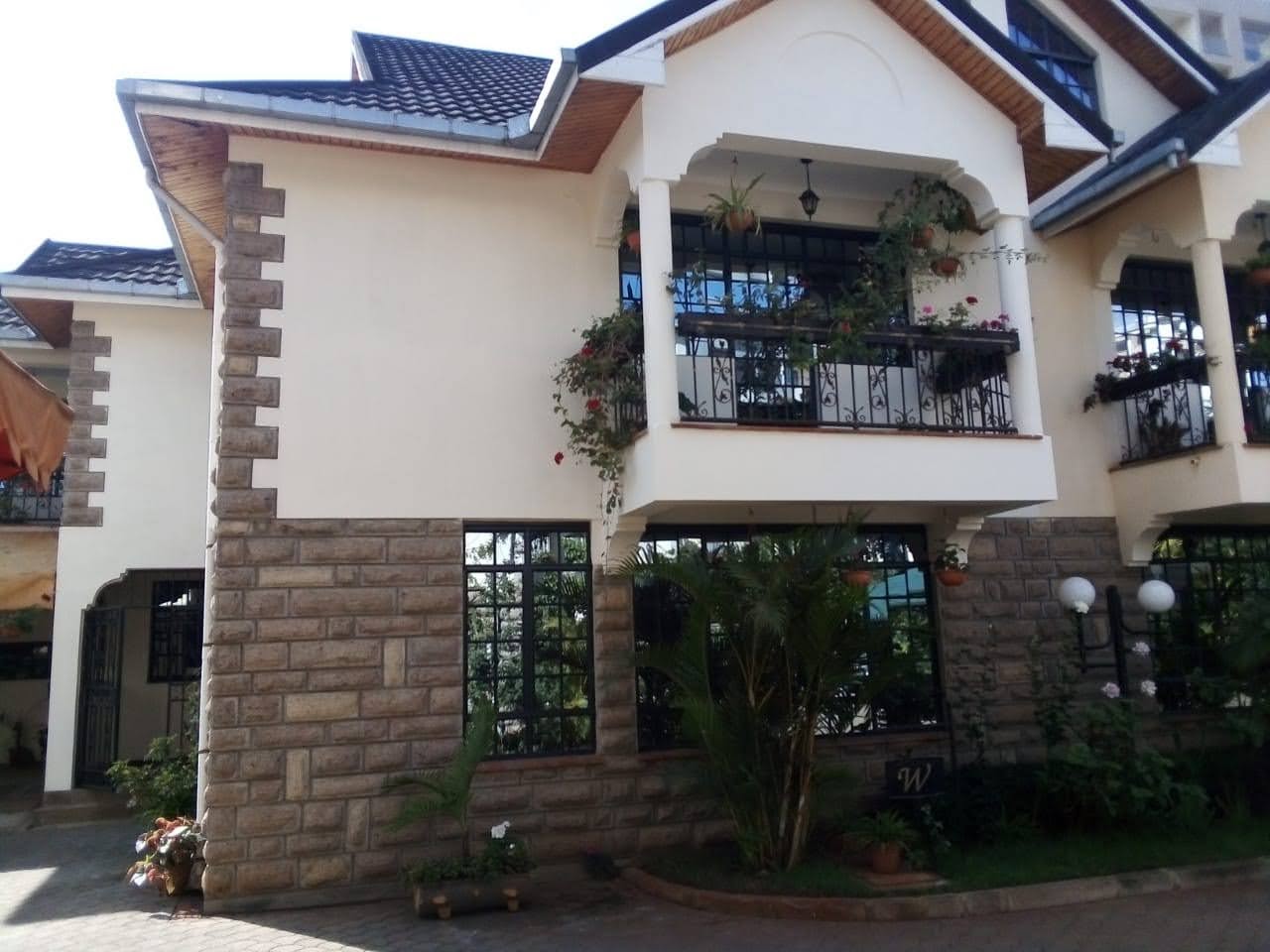 5 BEDROOM HOUSE IN LAVINGTON FOR SALE