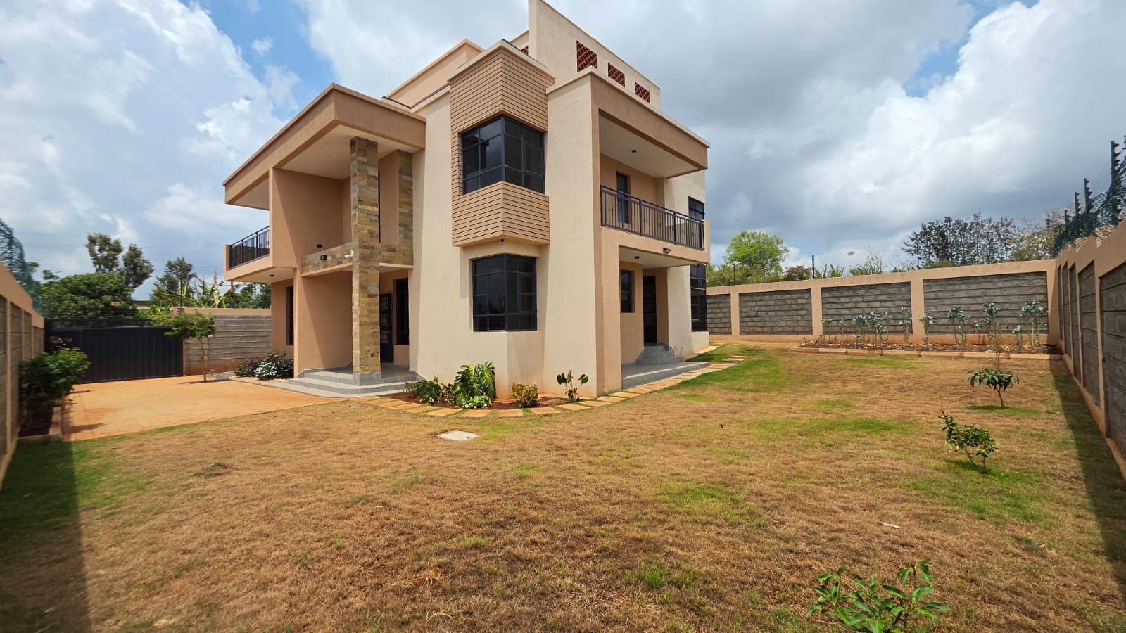Elegant 4 Bedroom All Ensuite Home + DSQ for Sale in Ruiru Mugutha | 385 SQM | KSh 26M